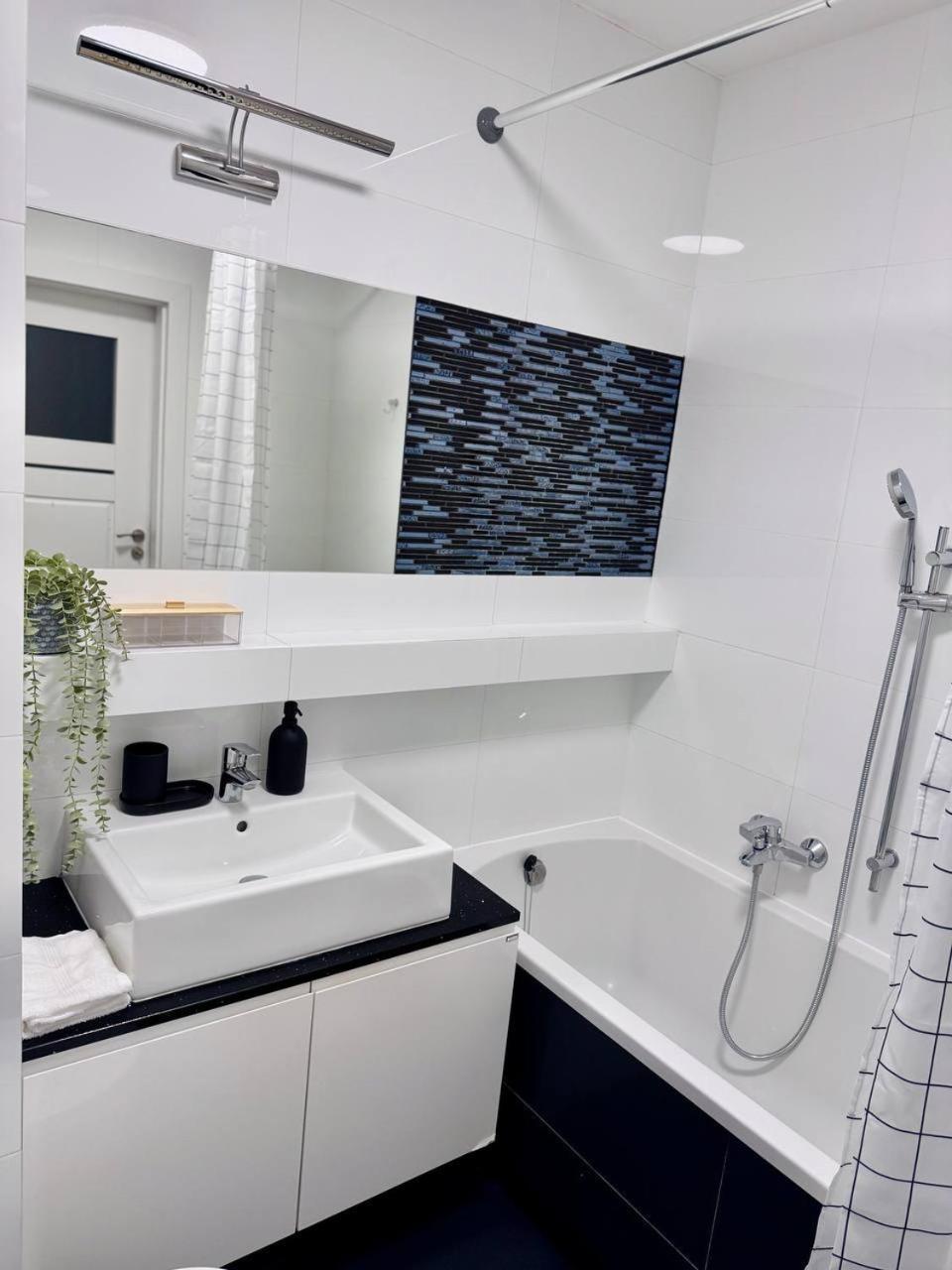 C- Home4U - Apartment With A City View Close To Aquapark, Parking In Secured Area Cracovia Esterno foto